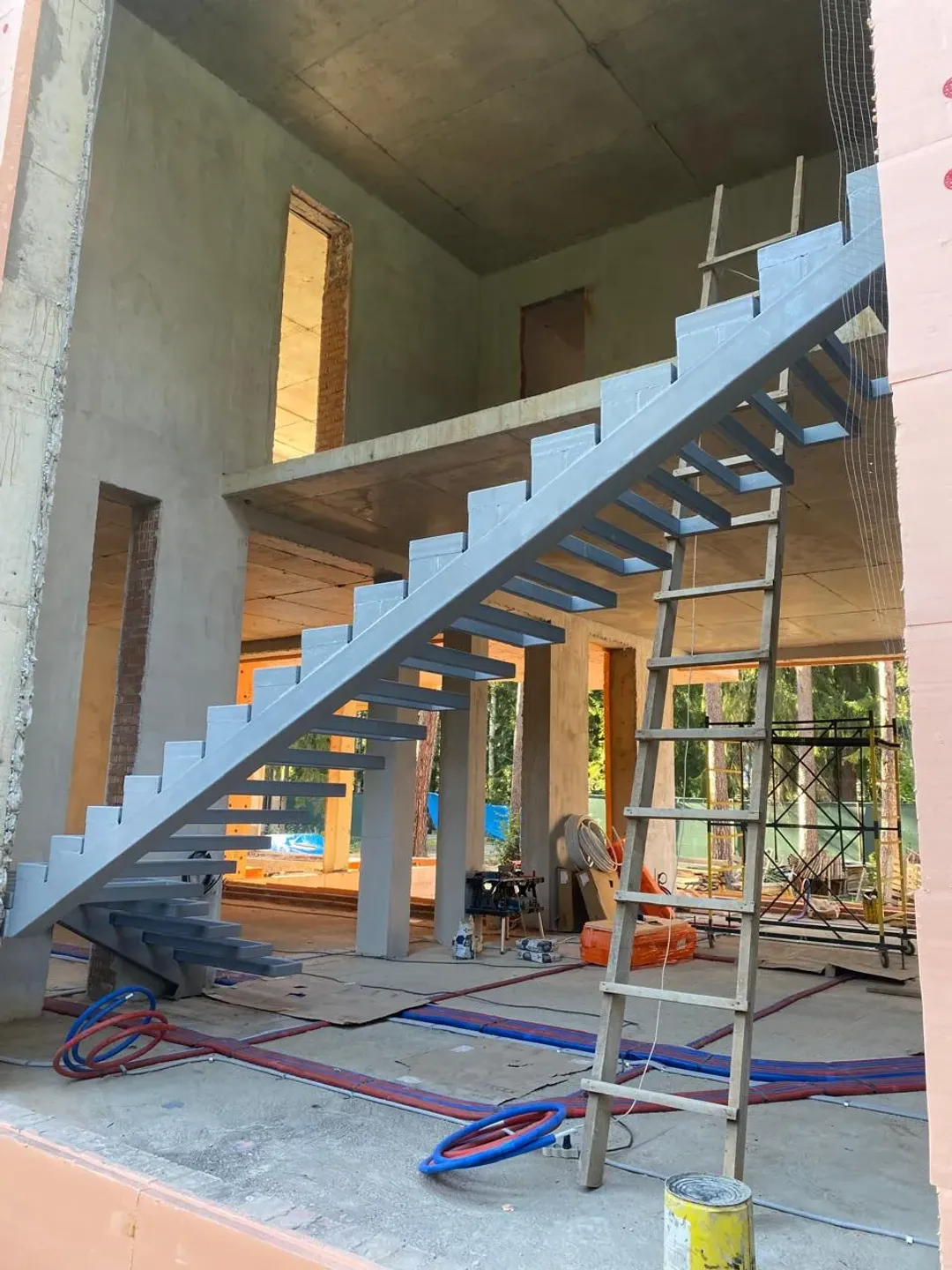 Изготовление лестниц на металлокаркасе